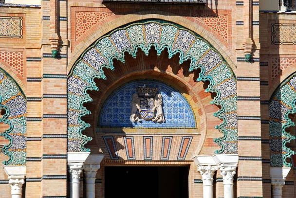 A Népművészeti Múzeum bejárata feletti címer (Museo de Artes y Costumbres Populares), Sevilla, Andalucia, Spanyolország, Európa. - Fotó, kép