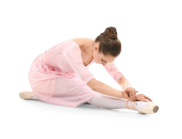 Mooie jonge ballerina op witte achtergrond - Foto, afbeelding