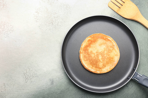 Preparing of tasty pancakes in frying pan - Foto, Imagem