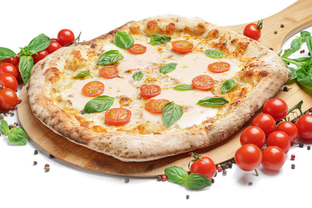 Deliziosa pizza Margherita su sfondo bianco
 - Foto, immagini