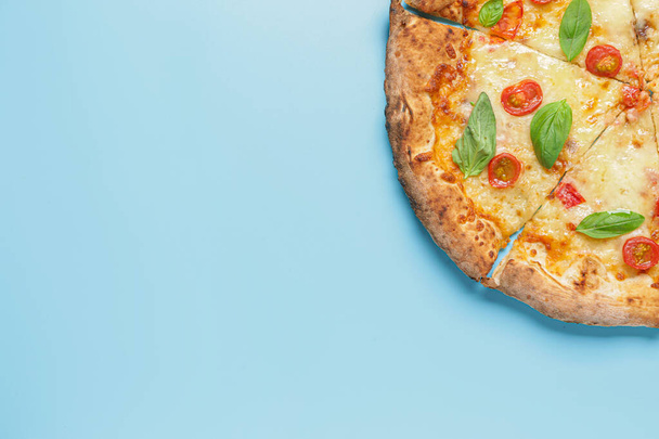 Heerlijke pizza Margherita op kleur achtergrond - Foto, afbeelding