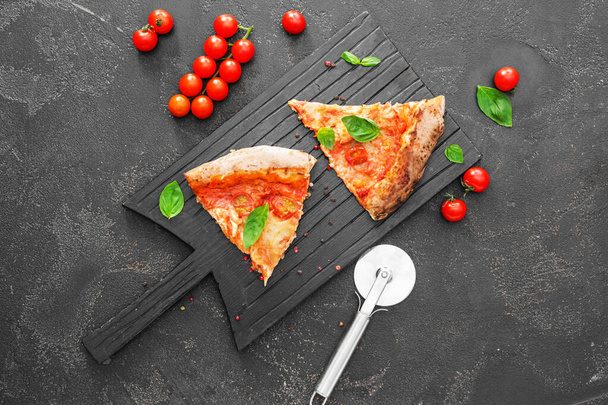 Pyszne pokrojona pizza Margherita na szarym tle - Zdjęcie, obraz