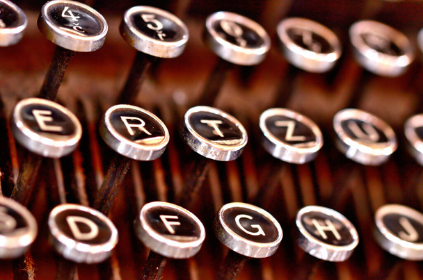 Деталь клавиатуры старинной пишущей машинки. Малая глубина резкости
. - Фото, изображение