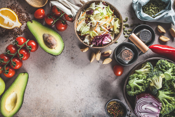 Cocinar un concepto de comida saludable. Ingredientes para una ensalada de verduras, vista superior
. - Foto, Imagen