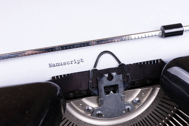 Le mot Manuscrit tapé sur une machine à écrire noire rétro
 - Photo, image