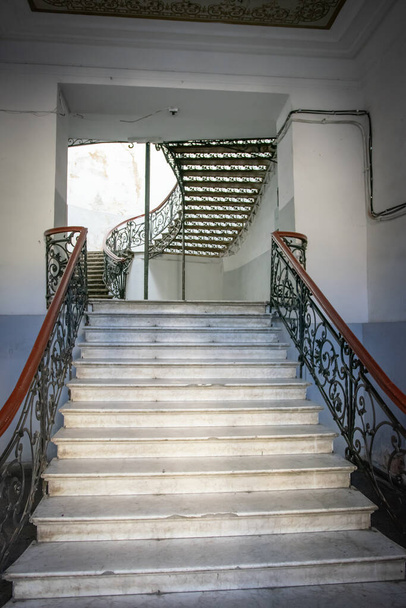 Vieja escalera blanca sin gente en viejas casas de Georgia. Arquitectura y detalles de la casa histórica en Tiflis. Sakartvelo (Gerogia
) - Foto, imagen