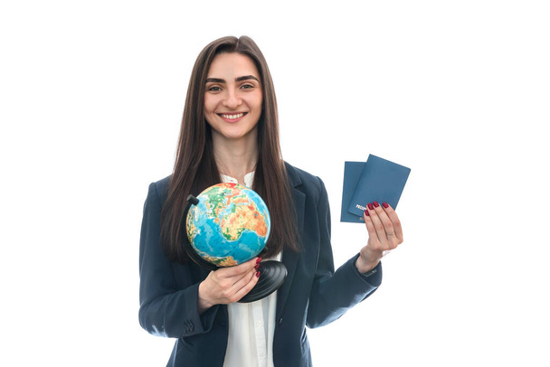 Mujer con globo y pasaportes aislados en blanco
 - Foto, Imagen