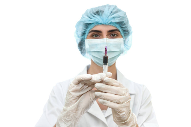 Medico in maschera con siringa isolata su bianco
 - Foto, immagini