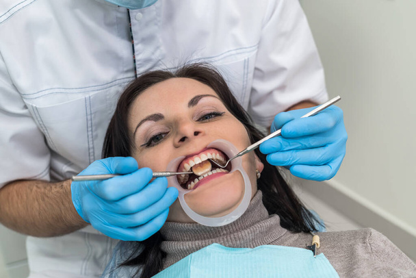 Médico fazendo procedimentos de tratamento em odontologia de perto
 - Foto, Imagem