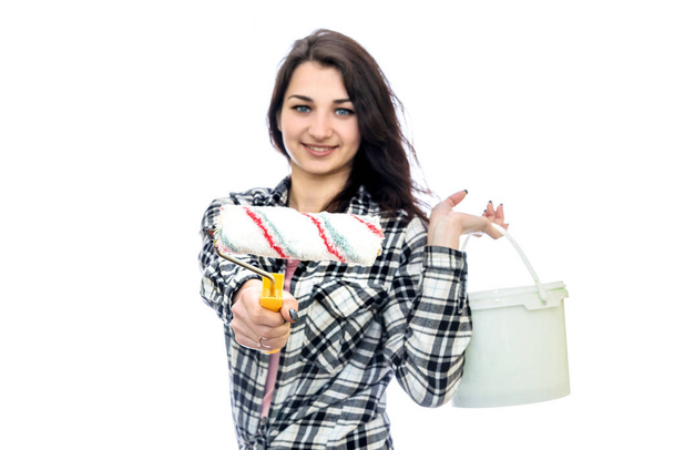 Mujer joven con herramientas de pintura aisladas en blanco
 - Foto, Imagen