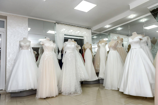 Colección de vestidos de novia en escaparate de la tienda
 - Foto, imagen