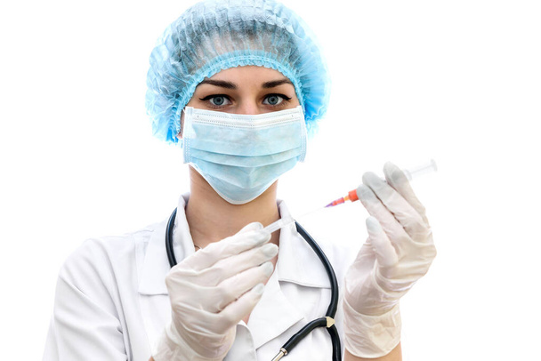 enfermera con jeringa aislada sobre fondo blanco
 - Foto, imagen