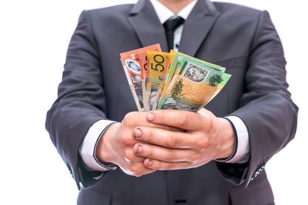 Чоловік у костюмі пропонує банкноти австралійського долара
 - Фото, зображення