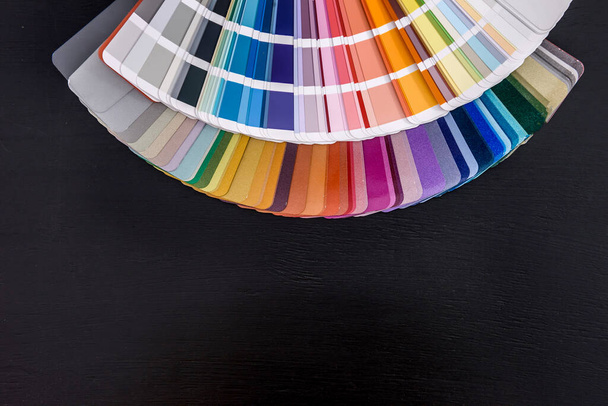 Amostrador de papel colorido de tons de pintura de parede
 - Foto, Imagem