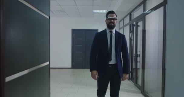 Vr szemüveget használó üzletemberek az irodai folyosón - Felvétel, videó
