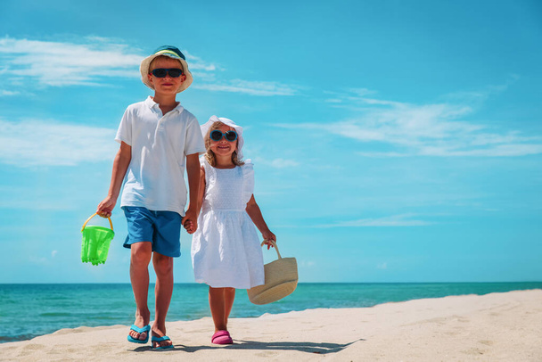 enfants heureux garçon et fille avec des jouets et sac viennent à la plage
 - Photo, image