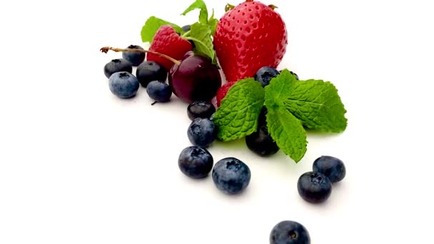 Різні свіжі літні ягоди (малина, вишня, ожина, полуниця) ізольовані на білому тлі
. - Кадри, відео