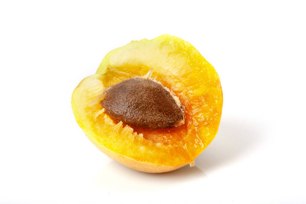 Frutta di albicocca isolata su fondo bianco - Foto, immagini