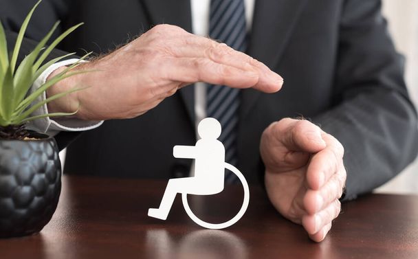Versicherer schützt Behinderte mit seinen Händen - Foto, Bild