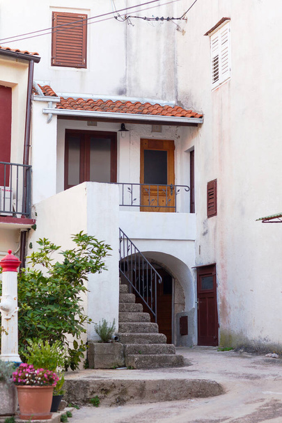 Small patio with steps to a house in Croatia. - Foto, immagini