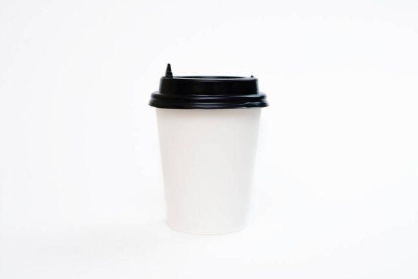 白い背景の隔離の段ボールカップのコーヒー。トップビュー、フラットレイアウト - 写真・画像
