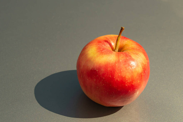 Сочные спелые яблочные фрукты на сером фоне
 - Фото, изображение