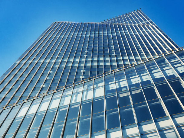Современный офисный небоскреб со стеклянным фасадом
 - Фото, изображение