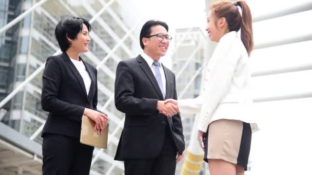 Группа азиатских бизнесменов пожимает руки и разговаривает в городе. Разнообразие людей партнер бизнес-встречи мозговой штурм вместе с бизнесменом доверительной командной работы. Концепция группового совещания
 - Кадры, видео