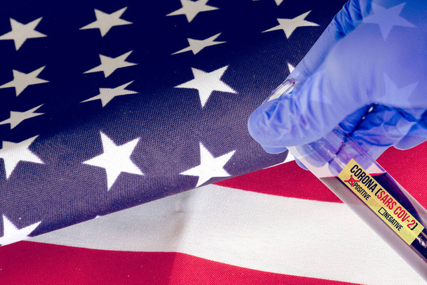 Flagge Amerikas und Bluttest Coronavirus positiv - Foto, Bild