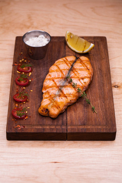 Restaurant dishes fried salmon steak - Zdjęcie, obraz