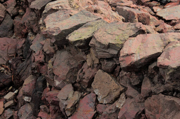 ruinas de piedra antiguas hechas de rocas rojas. Fondo de alto contraste
  - Foto, Imagen