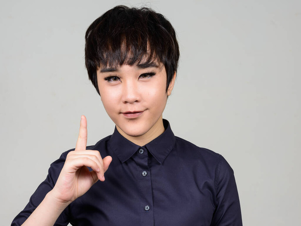 Studio plan de jeune femme transgenre asiatique androgyne sur fond blanc - Photo, image