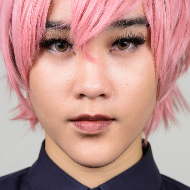 Studio strzał młody androgynous Azji transgender kobieta na białym tle - Zdjęcie, obraz