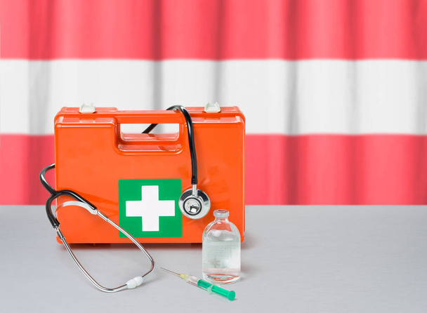 Kit di pronto soccorso con stetoscopio e siringa - Austria
 - Foto, immagini