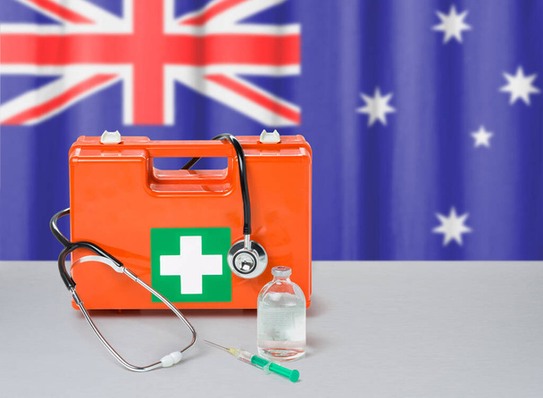 Steteskop ve şırıngalı ilk yardım çantası - Avustralya - Fotoğraf, Görsel