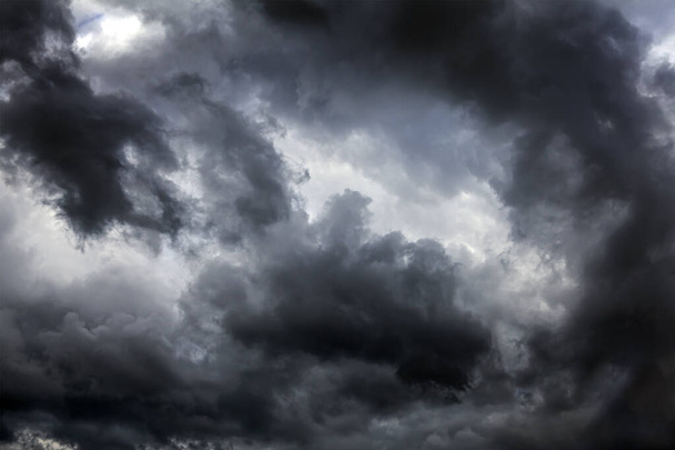 Sötét és drámai viharfelhők terület háttér - Fotó, kép