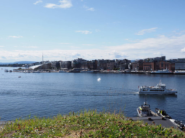 Stadtbild mit Hafen und Rathaus der europäischen Hauptstadt Oslo im Stadtteil Ostlandet in Norwegen, strahlend blauer Himmel 2019 warmer, sonniger Sommertag im Juli. - Foto, Bild