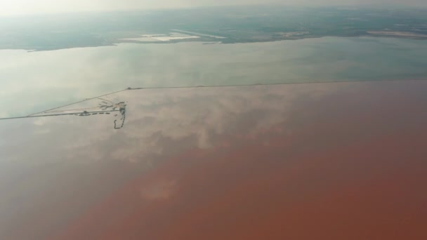Légi felvétel. Panorámás légi kilátás Las Salinas, híres hely rózsaszín tó. Torrevieja város és a Földközi-tenger partvonala. Costa Blancában. Alicante tartomány. Spanyolország. - Felvétel, videó