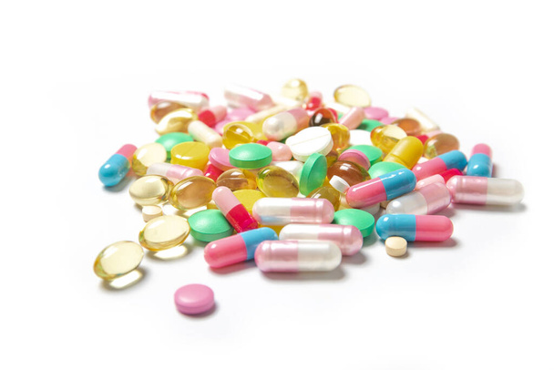Muitas pílulas coloridas em um fundo branco
 - Foto, Imagem