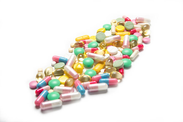 Um monte de comprimidos num fundo branco. Cuidados de saúde.Medicina
 - Foto, Imagem