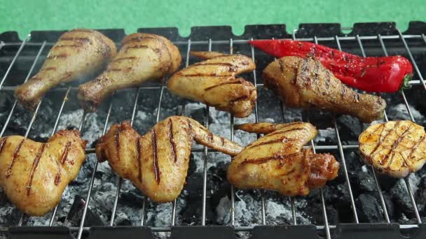 Gambe e ali di pollo alla griglia sul barbecue. processo di cottura
. - Filmati, video