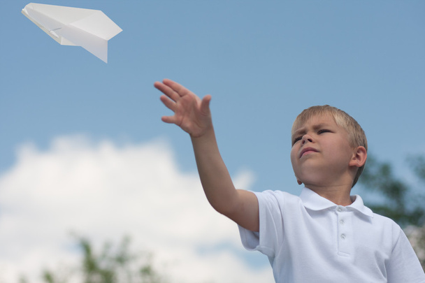 Boy with paper plane - Foto, afbeelding