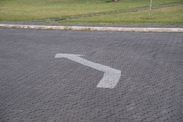 Çeşitli nesneler ve trafik işaretlerinin sembolleri. Brezilya 'da bir üniversite bölgesinde, UFSM' de iç yönelim sembolleri. Evrensel trafik işaretleri. - Fotoğraf, Görsel