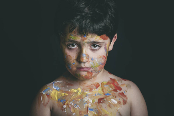 kind met gezicht schilderen op zwarte achtergrond - Foto, afbeelding