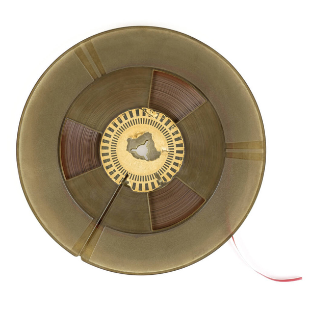 Котушка старовинної звукової стрічки ізольована на білому тлі з відсічним контуром
 - Фото, зображення