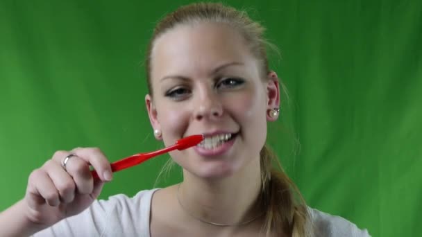 Mulher bonita escovando os dentes e sorrindo No.01
 - Filmagem, Vídeo
