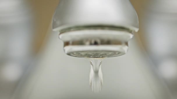 Druipend water uit kraan in badkamer - Video