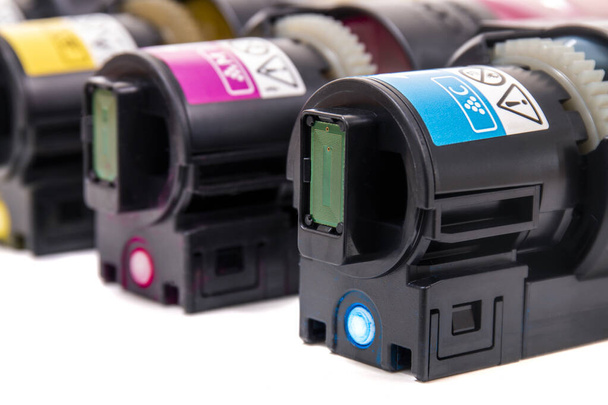 cartridges voor laserprinters op een witte achtergrond. - Foto, afbeelding