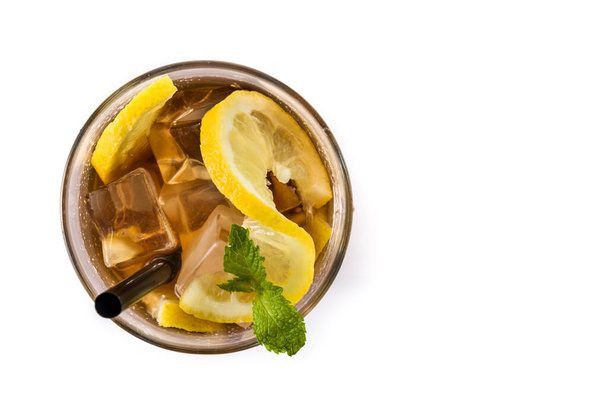 Ledový čajový nápoj ve sklenici s citronem izolovaným na bílém pozadí. Prostor pro kopírování horního pohledu - Fotografie, Obrázek