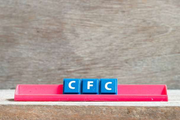 Γράμμα πλακιδίων σε κόκκινη σχάρα με τη λέξη CFC (συντομογραφία Chlorofluorbon) σε ξύλινο φόντο - Φωτογραφία, εικόνα